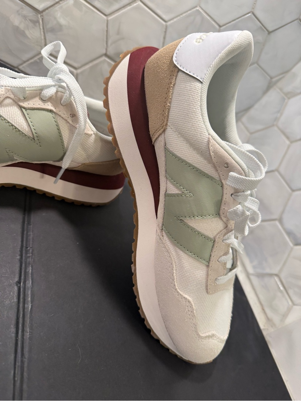 New Balance Woman’s 237 Sneakers Sage Green White & Maroon Sz 9.5 NEW Box - Picture 5 of 12